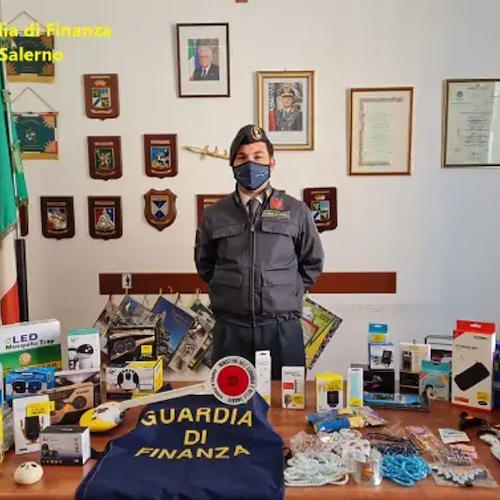 Cava de' Tirreni, blitz fiamme gialle: sequestrati oltre 12mila prodotti contraffatti