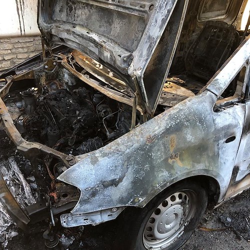 Cava de' Tirreni, brucia furgone aziendale: indagini in corso