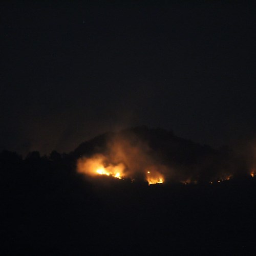 Cava de' Tirreni, brucia la vetta del Parco Diecimare