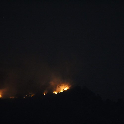 Cava de' Tirreni, brucia la vetta del Parco Diecimare