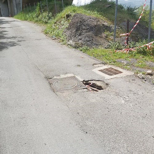 Cava de' Tirreni, buca nella strada per Rotolo: rischio incidenti 