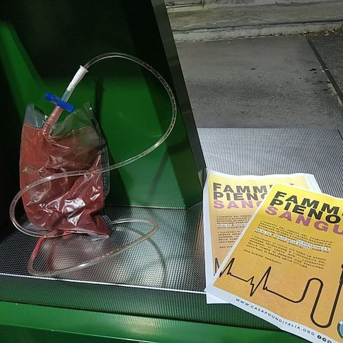 Cava de' Tirreni, CasaPound contro caro benzina: protesta con sacche di sangue e distributori sigillati