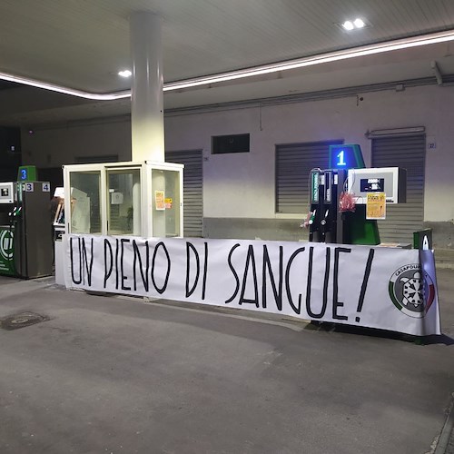 Cava de' Tirreni, CasaPound contro caro benzina: protesta con sacche di sangue e distributori sigillati