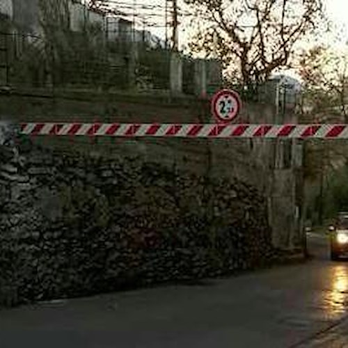 Cava de' Tirreni, cede transenna in via Gaetano Cinque: auto danneggiata