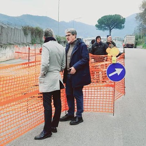 Cava de' Tirreni, cedimento carreggiata in via Cesaro: sopralluogo del Sindaco 