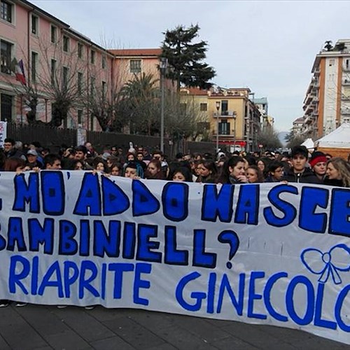 Cava de’ Tirreni: cittadini in piazza per la riapertura di Ginecologia