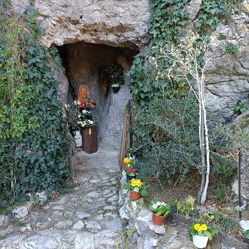 Cava de' Tirreni, cittadini visitano i luoghi di Mamma Lucia: presenti anche i Cavalieri Bolla Pontificia