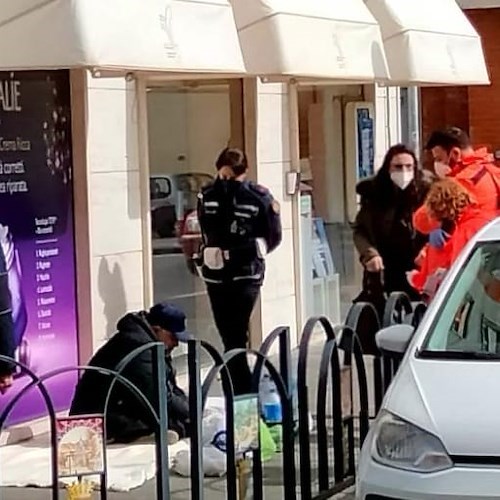 Cava de' Tirreni, clochard nei pressi della farmacia: riaccompagnato presso Casa di Cura 