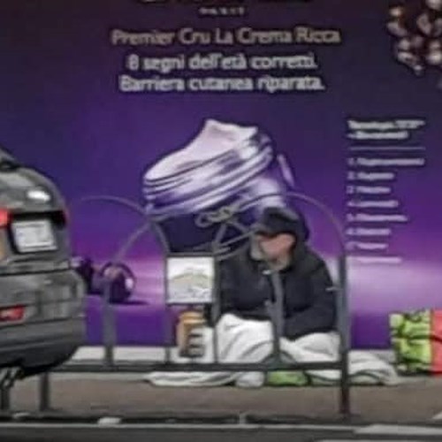 Cava de' Tirreni, clochard nei pressi della farmacia: riaccompagnato presso Casa di Cura 