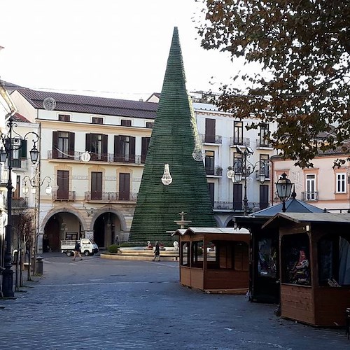Cava de' Tirreni, completato albero di Natale. Sabato 2 dicembre l'illuminazione