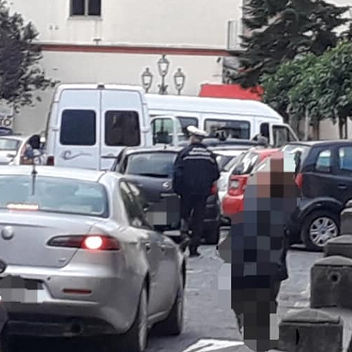 Cava de' Tirreni, continuano ingorghi in Piazza Felice Baldi nonostante impiego polizia locale 