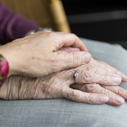 Cava de' Tirreni, coppia di anziani si separa dopo 61 anni: lei è positiva al Covid 