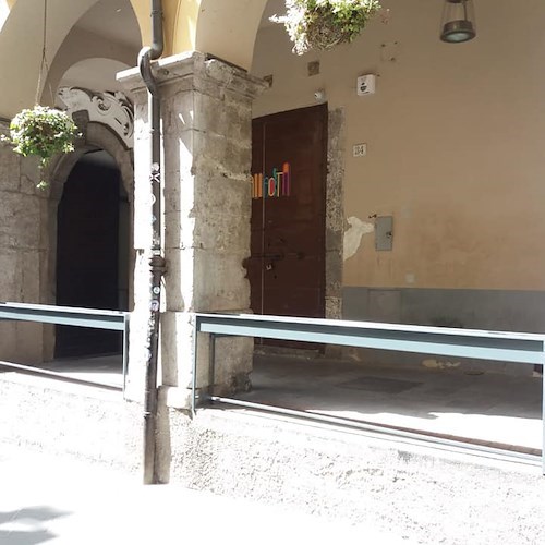Cava de' Tirreni, è polemica per la barriera protettiva ai portici del Borgo Scacciaventi
