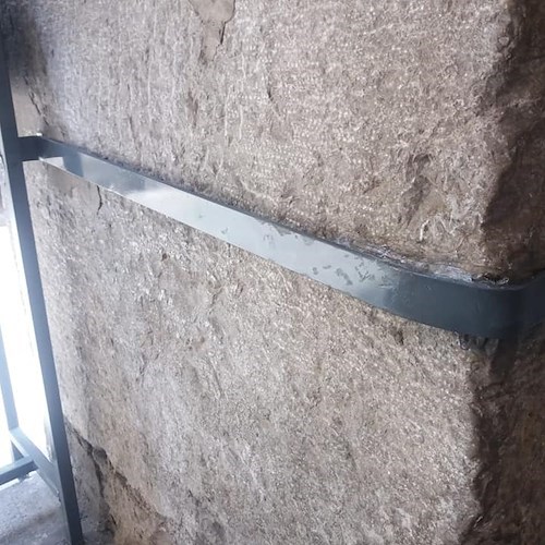 Cava de' Tirreni, è polemica per la barriera protettiva ai portici del Borgo Scacciaventi