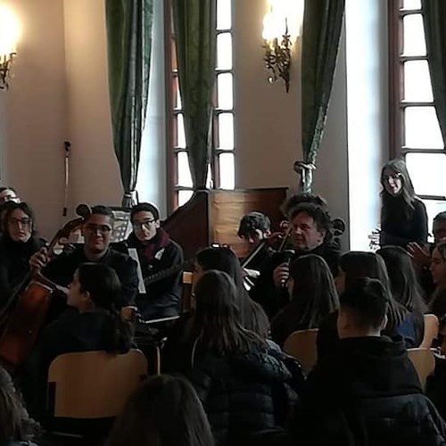 Cava de' Tirreni, Enzo Avitabile incontra i giovani: una lectio magistrale sulla musica 