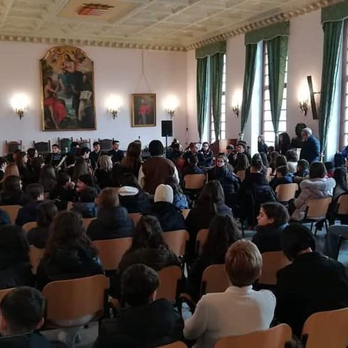 Cava de' Tirreni, Enzo Avitabile incontra i giovani: una lectio magistrale sulla musica 