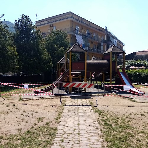 Cava de' Tirreni, giostre vandalizzate e pericolose: chiusa l'area giochi di villa Schwerte