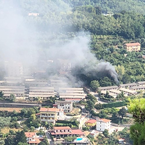 Cava de' Tirreni, in fiamme l'area prefabbricati della Maddalena