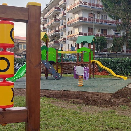 Cava de' Tirreni, inaugurato il nuovo parco giochi nel parco di via Veneto: Sindaco promette nuove aree per bambini 