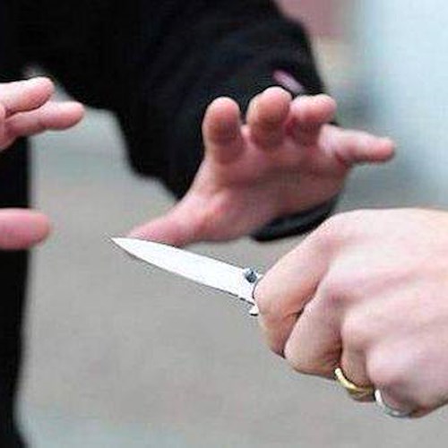 Cava de' Tirreni, inseguì e ferì vicino con un coltello: pena ridotta per 53enne 
