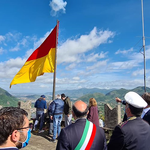 Cava de' Tirreni: issata la bandiera sul Castello di Sant'Adiutore