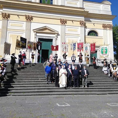 Cava de' Tirreni, l'alzata del Panno Eucaristico dà il via alla Festa di Monte Castello 