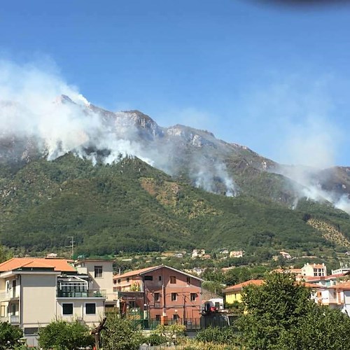 Cava de' Tirreni: la situazione è tragica, incendio Monte Finestra si estende per 3 km