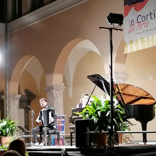 Cava de' Tirreni, "Le Corti dell'Arte" omaggiano gli artisti Caruso e Piazzolla