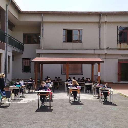 Cava de' Tirreni, lezioni all'aperto all'Istituto "Carducci Trezza" 