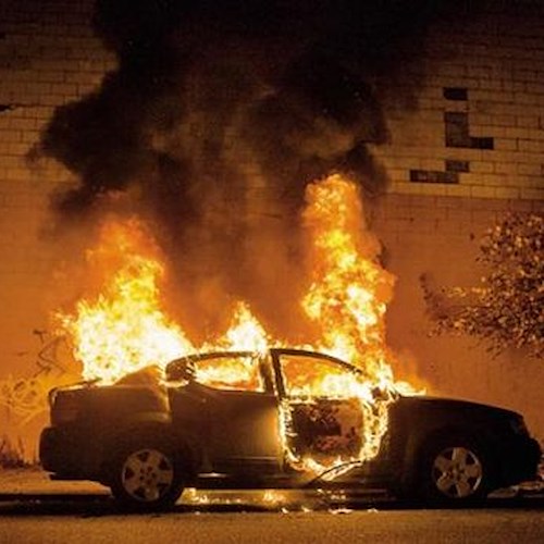 Cava de' Tirreni: nella notte auto in fiamme in via G. Del Rosso