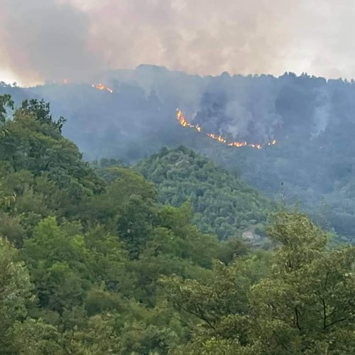 Cava de' Tirreni, nuovo incendio a Parco Diecimare: Protezione Civile e residenti limitano danni alla vegetazione 