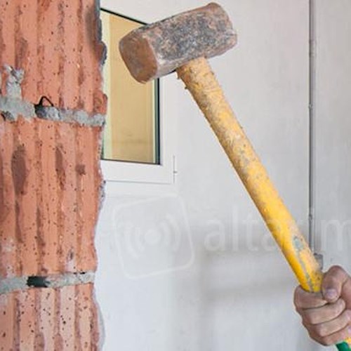 Cava de' Tirreni: operaio abbatte la propria casa abusiva per evitare spese di demolizione 