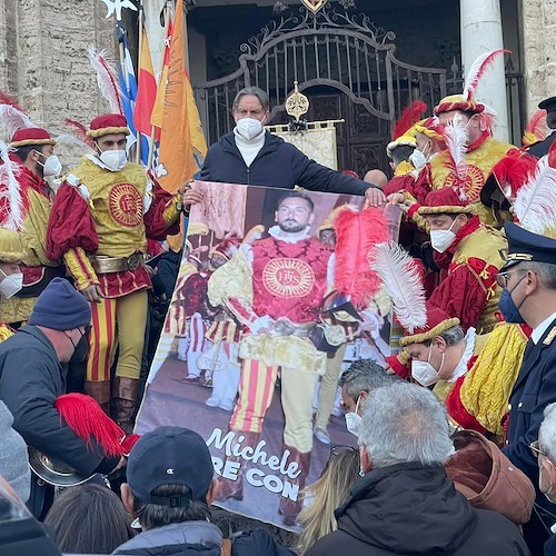 Cava de' Tirreni: palloncini bianchi, sirene e fumogeni per l’ultimo saluto a Michele Avella