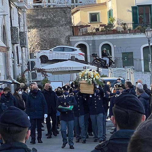 Cava de' Tirreni: palloncini bianchi, sirene e fumogeni per l’ultimo saluto a Michele Avella