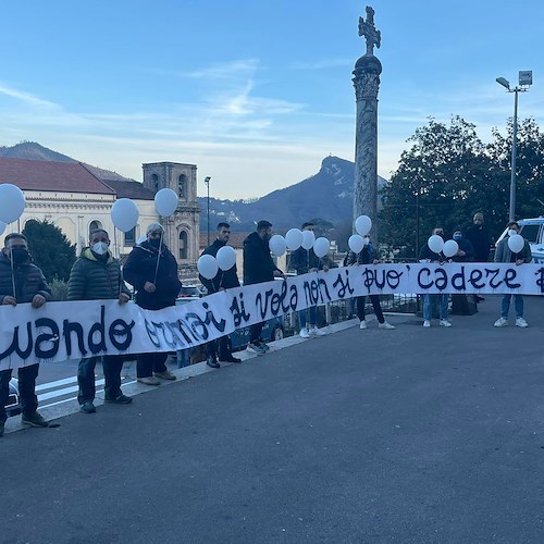 Cava de' Tirreni: palloncini bianchi, sirene e fumogeni per l’ultimo saluto a Michele Avella