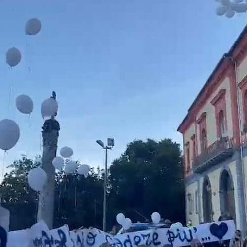 Cava de' Tirreni: palloncini bianchi, sirene e fumogeni per l’ultimo saluto a Michele Avella