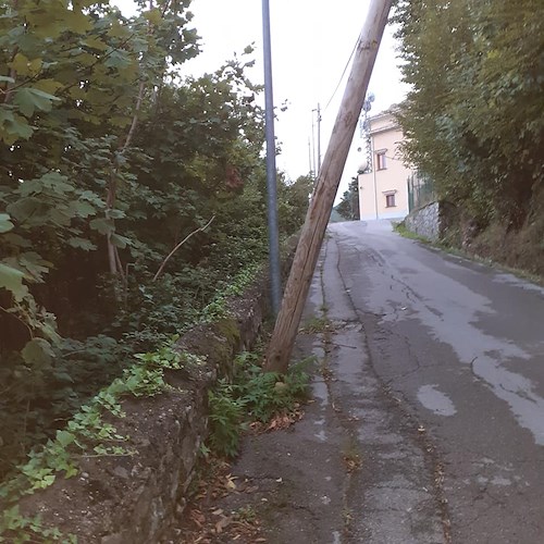 Cava de' Tirreni, palo inclinato sulla strada della Pietrasanta