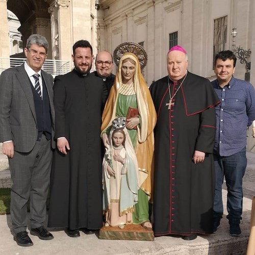Cava de' Tirreni: Papa Francesco benedice la statua di Sant'Anna 