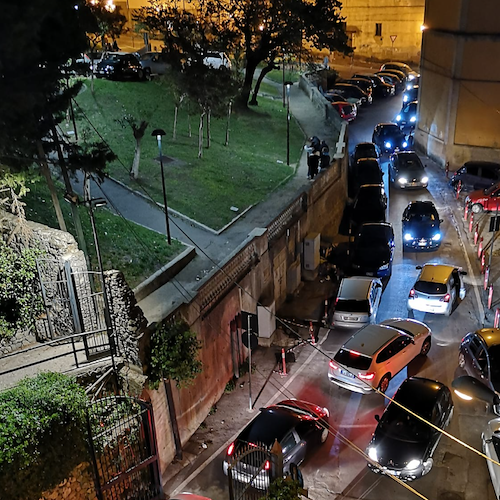 Cava de' Tirreni, parcheggio selvaggio e schiamazzi in via Trara Genoino: residenti sollecitano controlli 