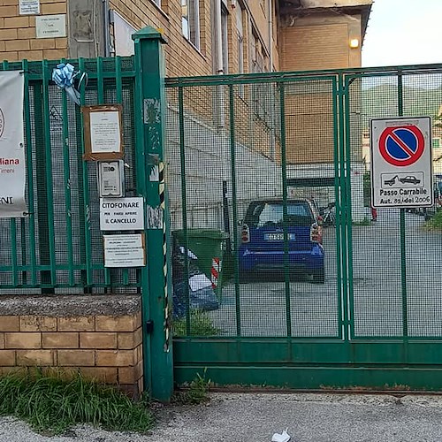Cava de' Tirreni, passo carrabile della CRI usato come parcheggio: volontari si sfogano sui social 