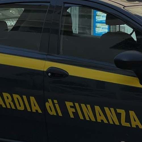 Cava de’ Tirreni, paura a Sant'Arcangelo: 46enne prende a pugni auto, poi aggredisce finanzieri