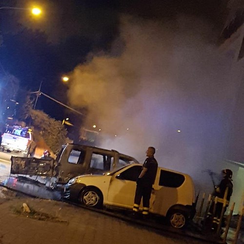 Cava de' Tirreni, perdita di gas innesca esplosione: coinvolte tre auto [FOTO]