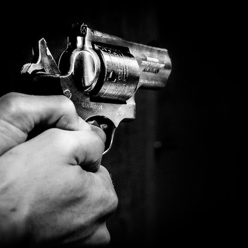 Cava de' Tirreni, pistola nascosta nel giardino: 49enne rischia processo