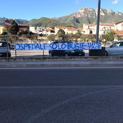 Cava de' Tirreni, rimossi striscioni sulla manifestazione per l'Ospedale: la rabbia dei Comitati 