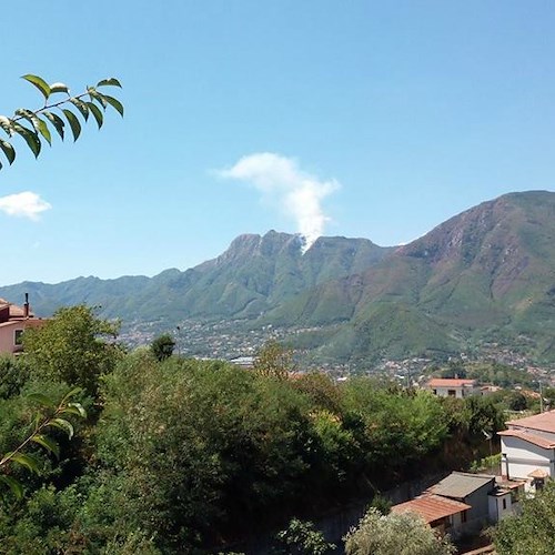 Cava de' Tirreni: riprende vigore incendio su Monte Finestra