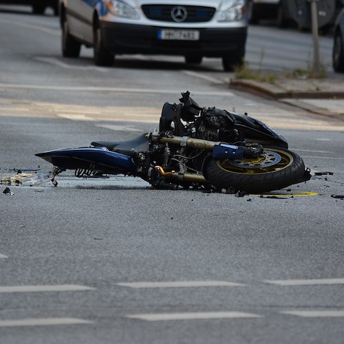 Cava de' Tirreni, scontro tra auto e scooter: giovane in ospedale 