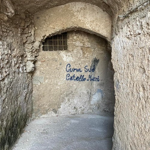 Cava de' Tirreni, scritte sui muri del borgo storico. Curva Sud "Catello Mari" interviene per rimuoverle 