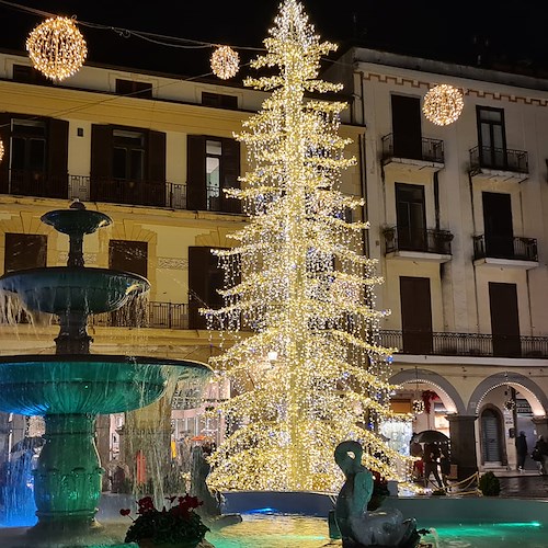 Cava de' Tirreni: si accende l'albero di Natale, completato il restyling della fontana