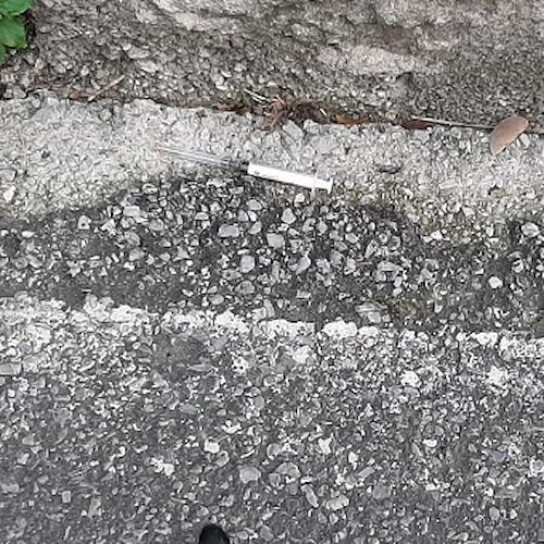 Cava de' Tirreni, siringa e cucchiaio abbandonati in strada: allarme droga in via Caifasso