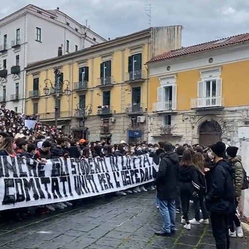 Cava de' Tirreni, studenti in piazza per salvare l'Ospedale: «Siamo al fianco dei Comitati Uniti» 